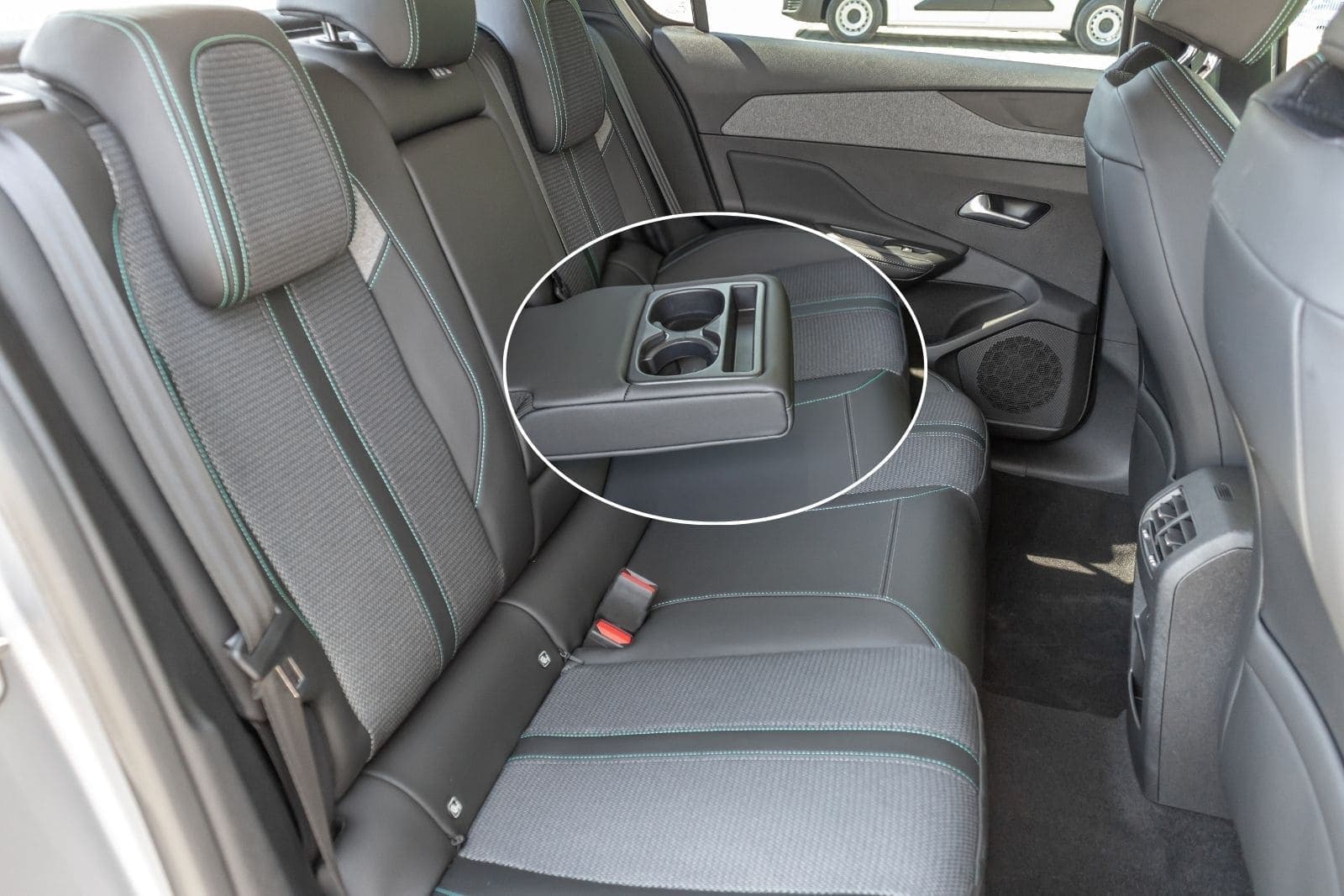 https://topmobility-prod-cms.s3.eu-central-1.amazonaws.com/peugeot_308_back_seats_53aa41cfc7.jpg