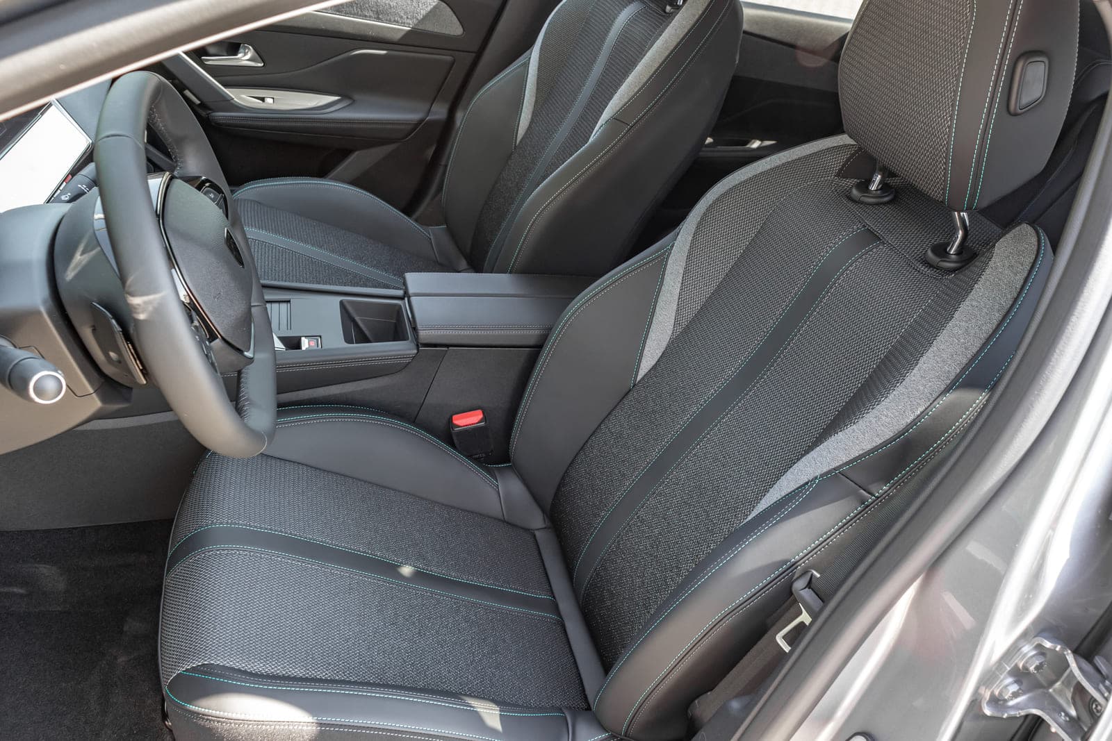 https://topmobility-prod-cms.s3.eu-central-1.amazonaws.com/peugeot_308_front_seats_d51eaffac7.jpg