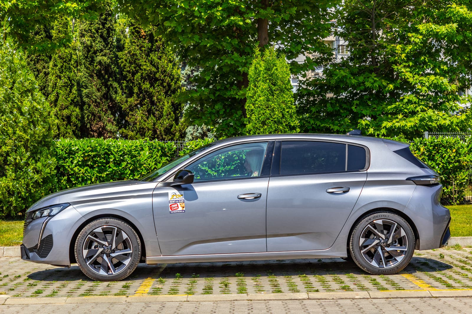 https://topmobility-prod-cms.s3.eu-central-1.amazonaws.com/peugeot_308_side_view_0e2c31b766.jpg