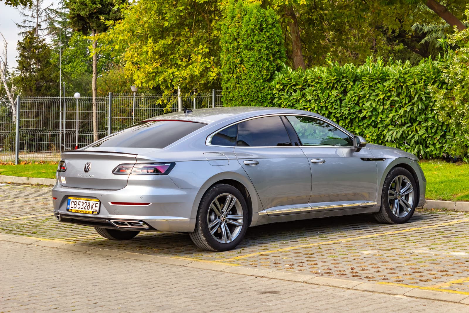 https://topmobility-prod-cms.s3.eu-central-1.amazonaws.com/vw_arteon_sedan_back_view_10e5a1d5a8.jpg