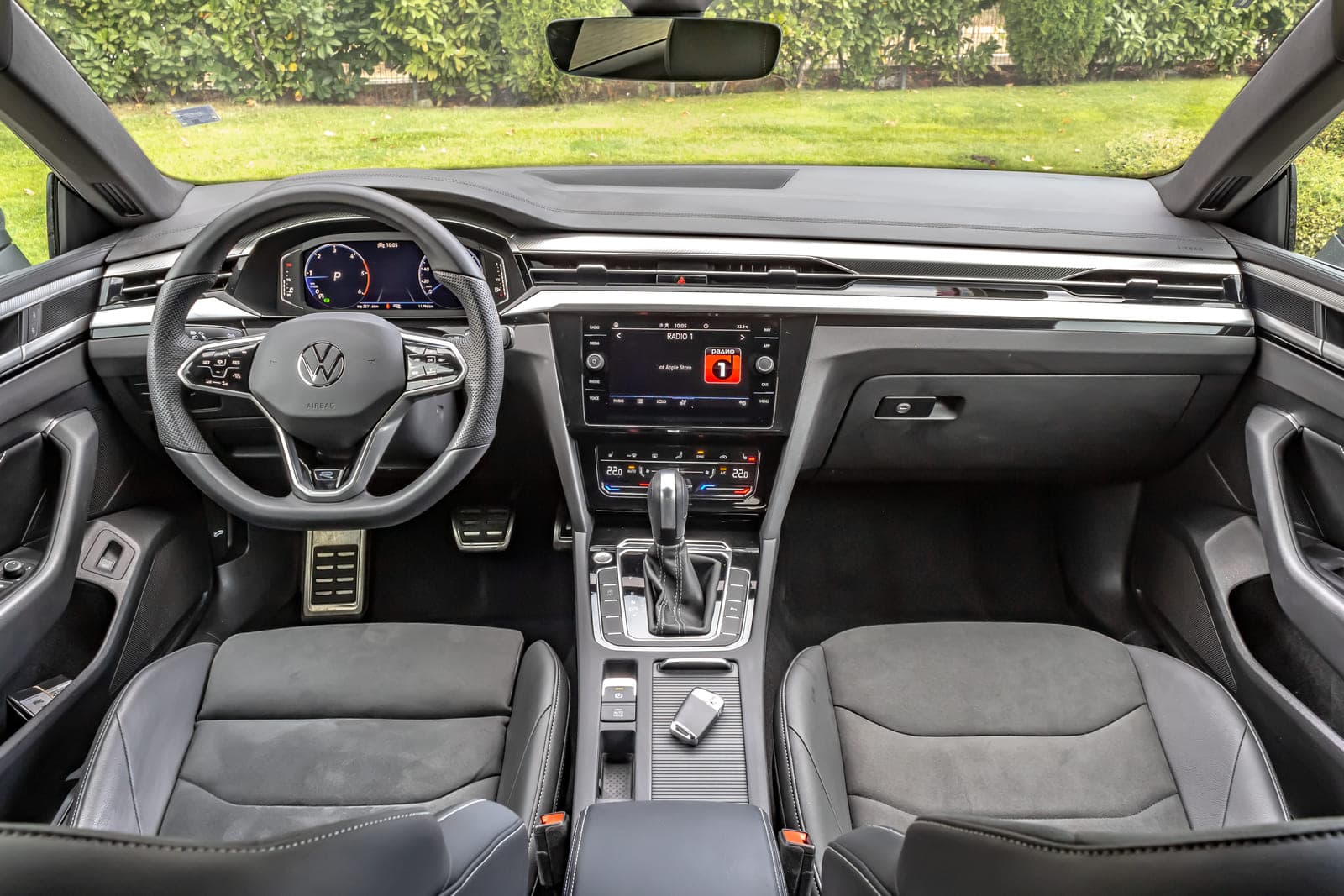 https://topmobility-prod-cms.s3.eu-central-1.amazonaws.com/vw_arteon_sedan_interior_8a6ff0812c.jpg