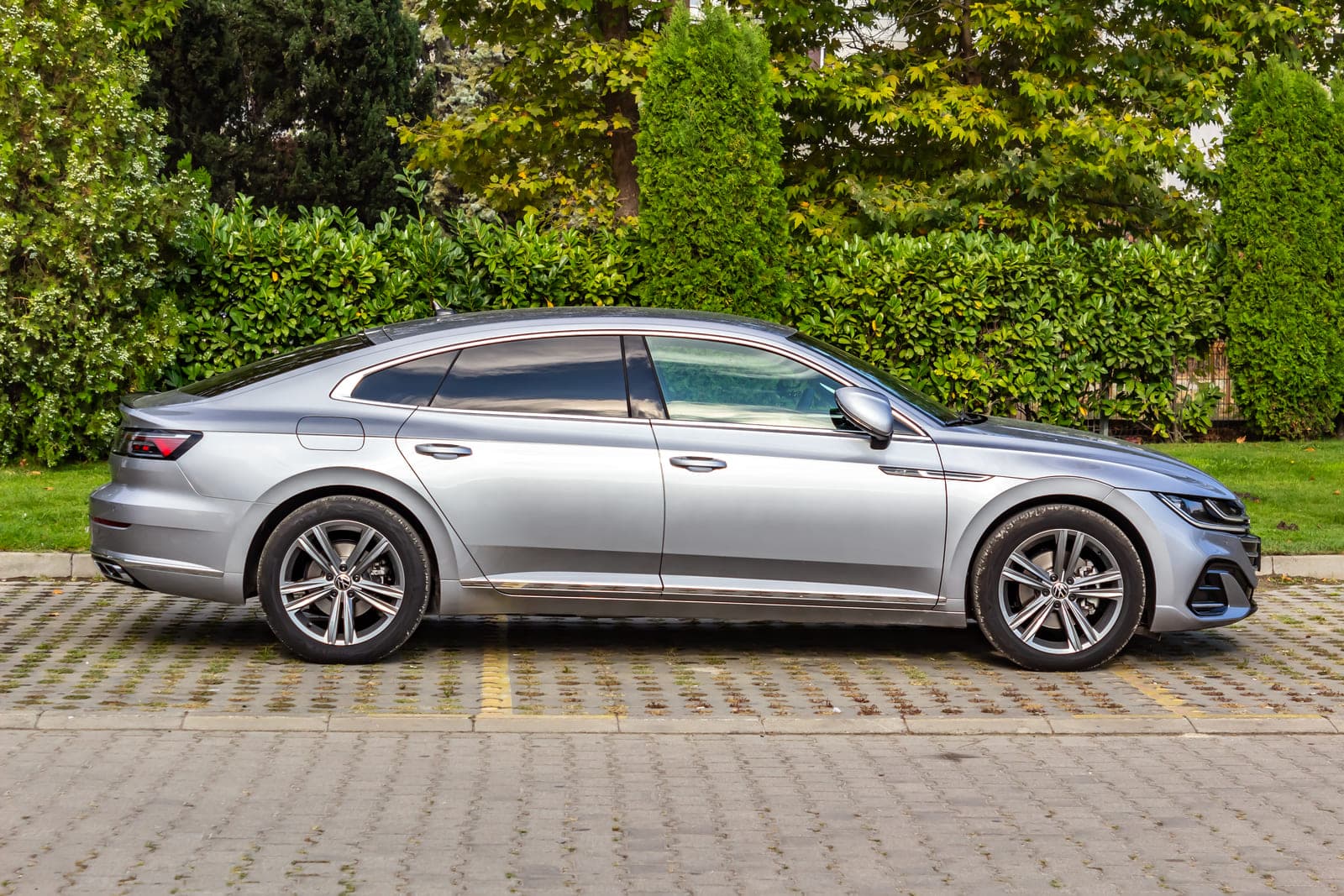 https://topmobility-prod-cms.s3.eu-central-1.amazonaws.com/vw_arteon_sedan_side_view_b8ac36464f.jpg