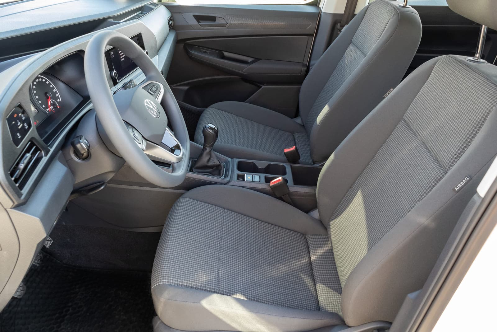 https://topmobility-prod-cms.s3.eu-central-1.amazonaws.com/vw_caddy_front_seats_71f8f5b63d.jpg