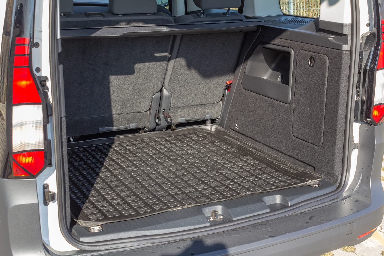 https://topmobility-prod-cms.s3.eu-central-1.amazonaws.com/vw_caddy_large_trunk_b3805b35c5.jpg