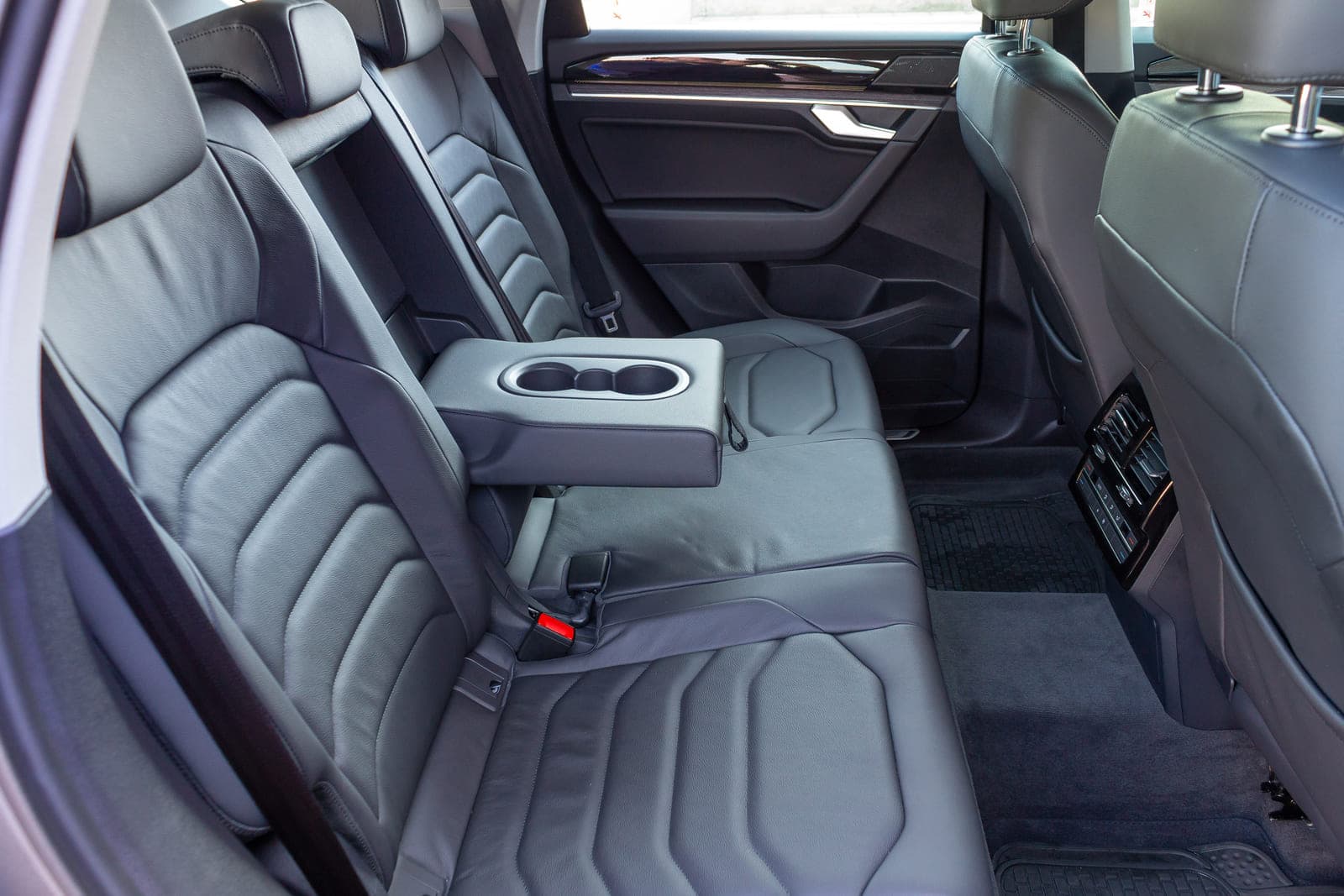 https://topmobility-prod-cms.s3.eu-central-1.amazonaws.com/vw_touareg_back_seats_60dff0bb84.jpg