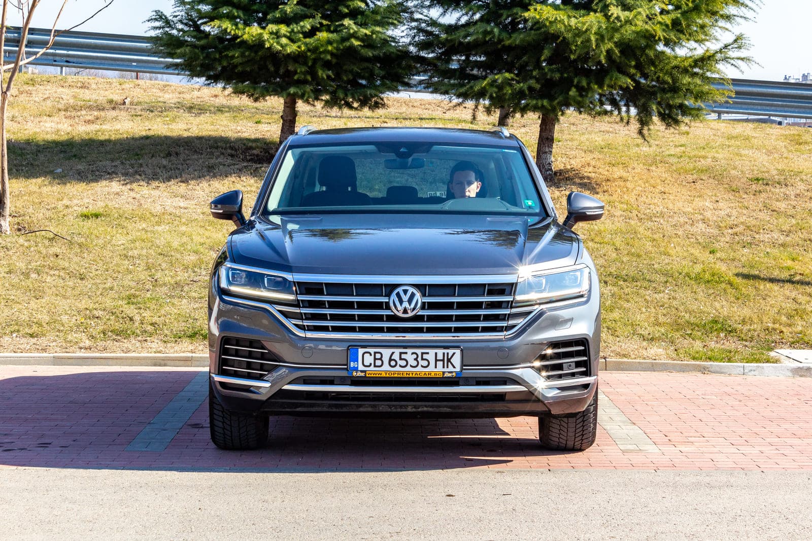 https://topmobility-prod-cms.s3.eu-central-1.amazonaws.com/vw_touareg_front_view_cdbc2336fa.jpg