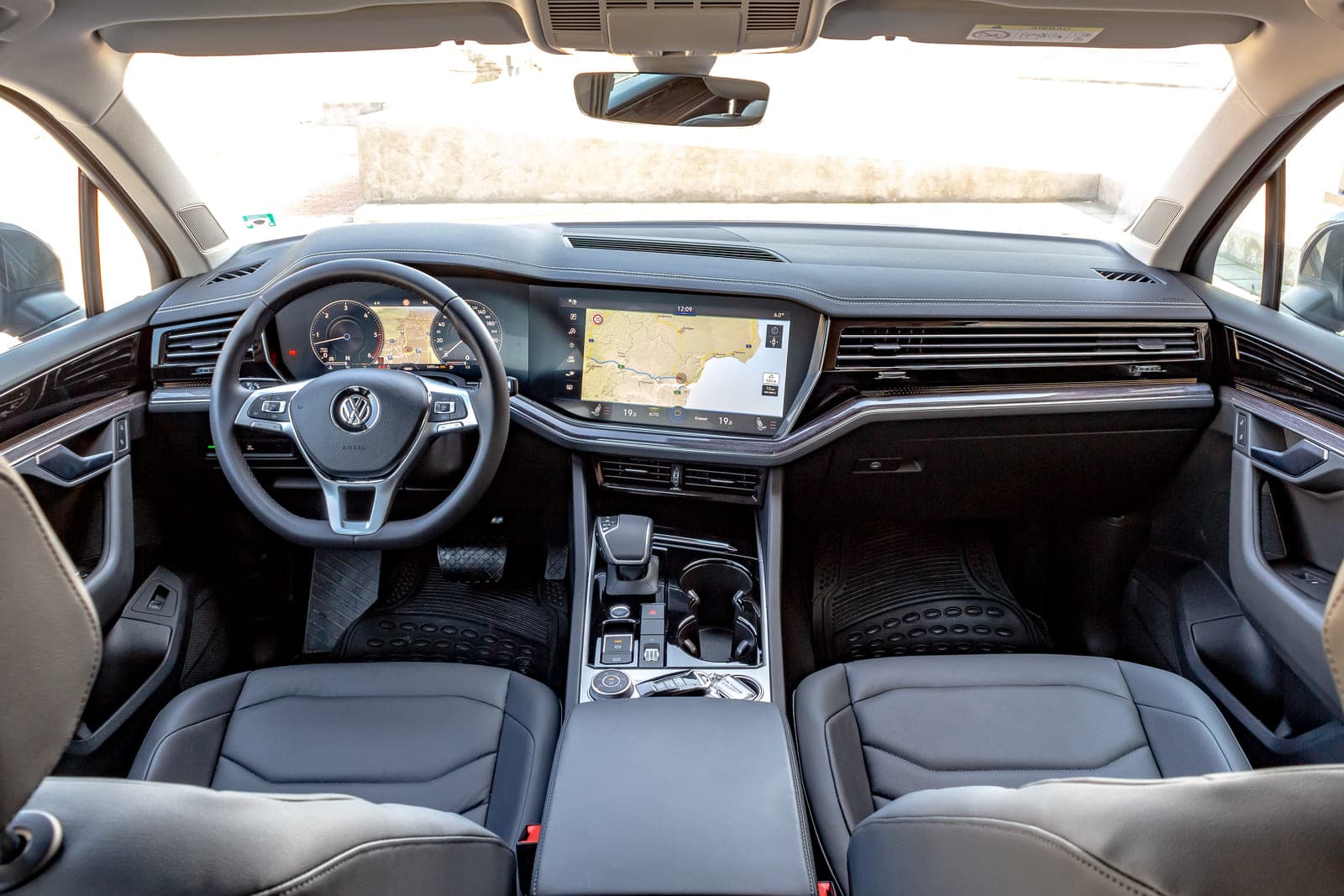 https://topmobility-prod-cms.s3.eu-central-1.amazonaws.com/vw_touareg_interior_57cf7e3c24.jpg