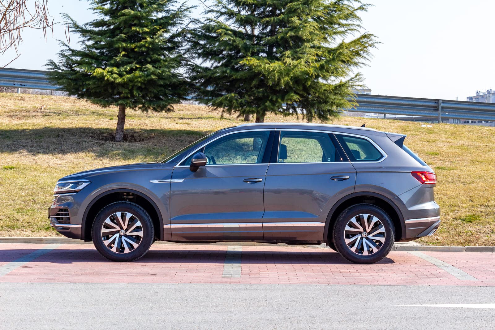 https://topmobility-prod-cms.s3.eu-central-1.amazonaws.com/vw_touareg_side_view_bfcdc37f4e.jpg