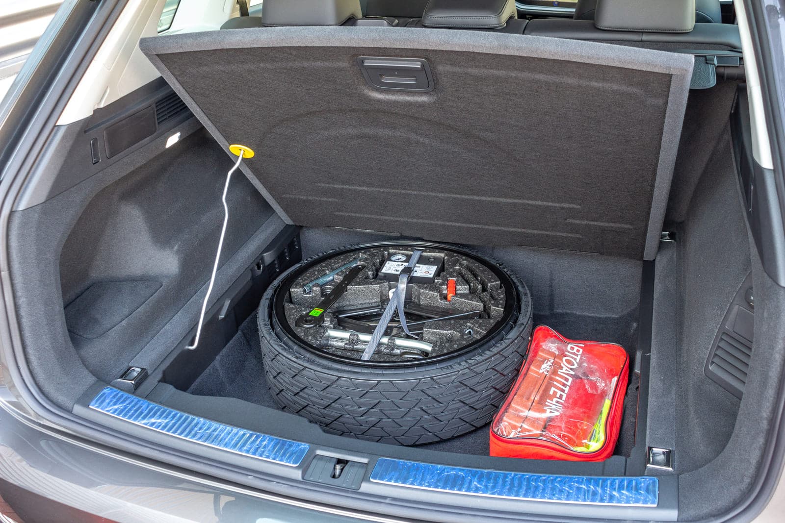 https://topmobility-prod-cms.s3.eu-central-1.amazonaws.com/vw_touareg_spare_tire_76d52e1fe3.jpg