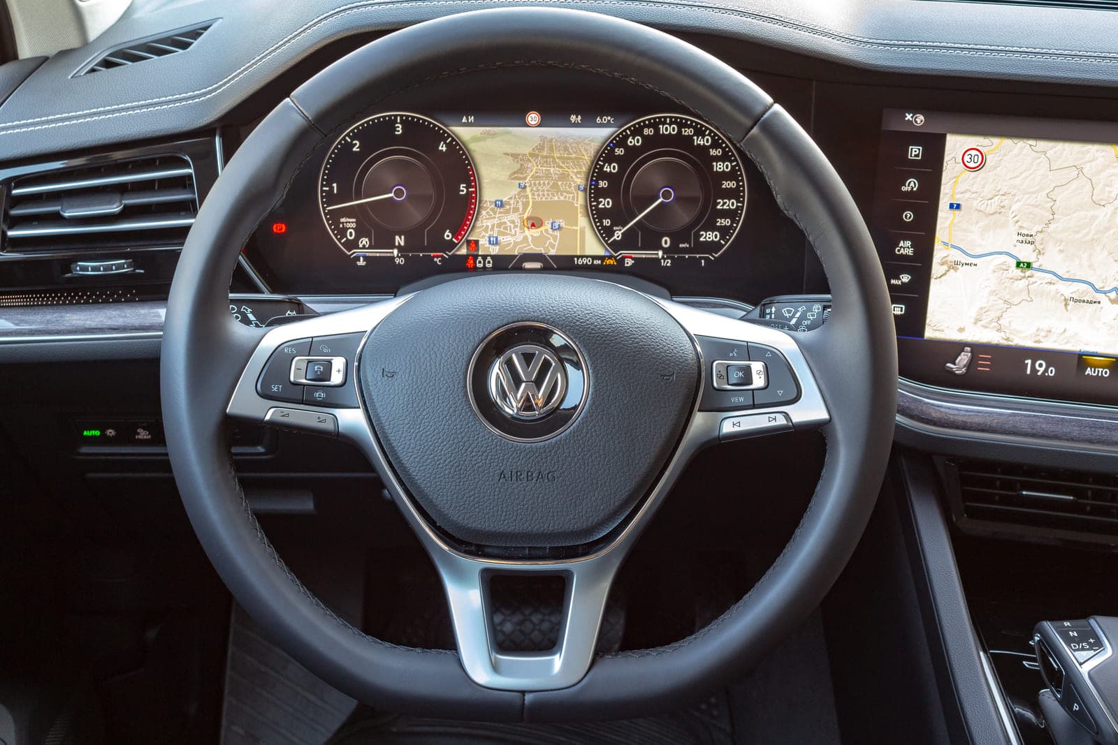 https://topmobility-prod-cms.s3.eu-central-1.amazonaws.com/vw_touareg_steering_wheel_ea9e35e7fb.jpg