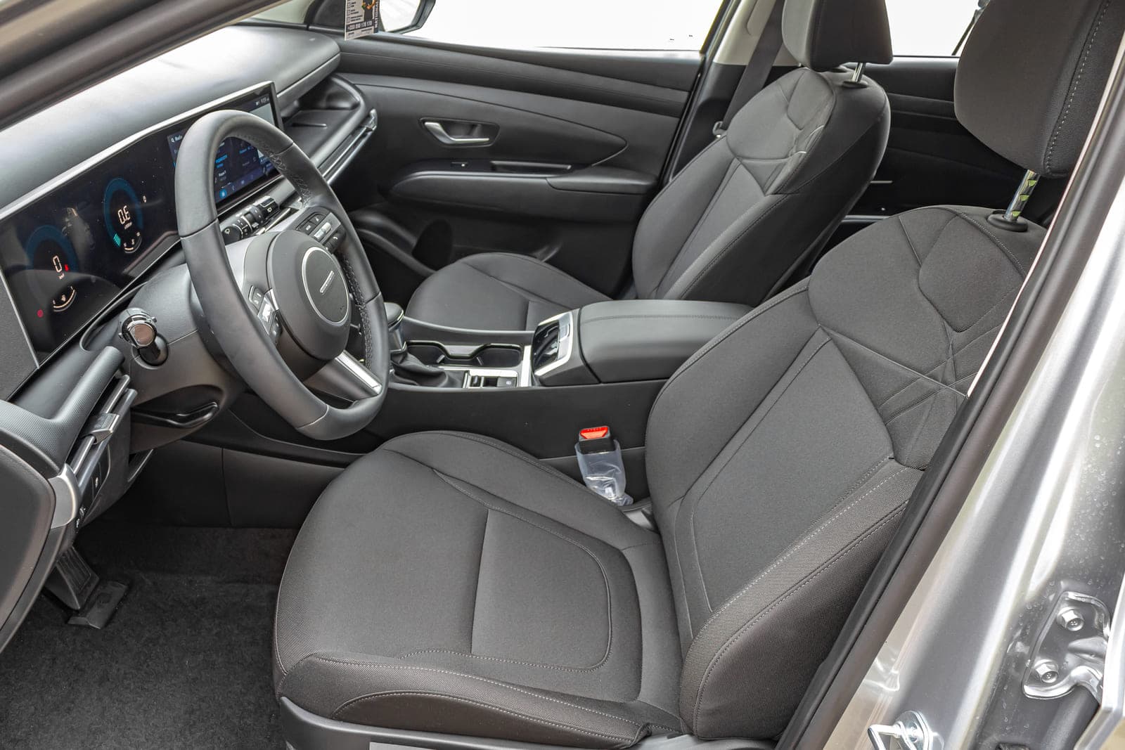 https://topmobility-prod-cms.s3.eu-central-1.amazonaws.com/09_hyundai_tucson_2025_front_seats_717bd47906.jpg