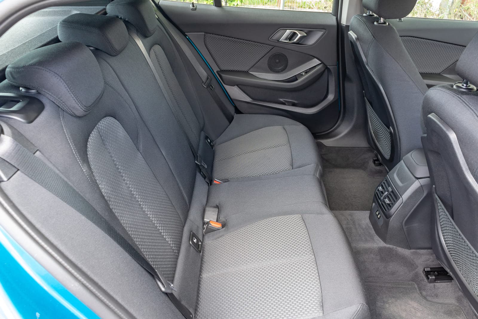 https://topmobility-prod-cms.s3.eu-central-1.amazonaws.com/bmw_118i_back_seats_97400a9a48.jpg