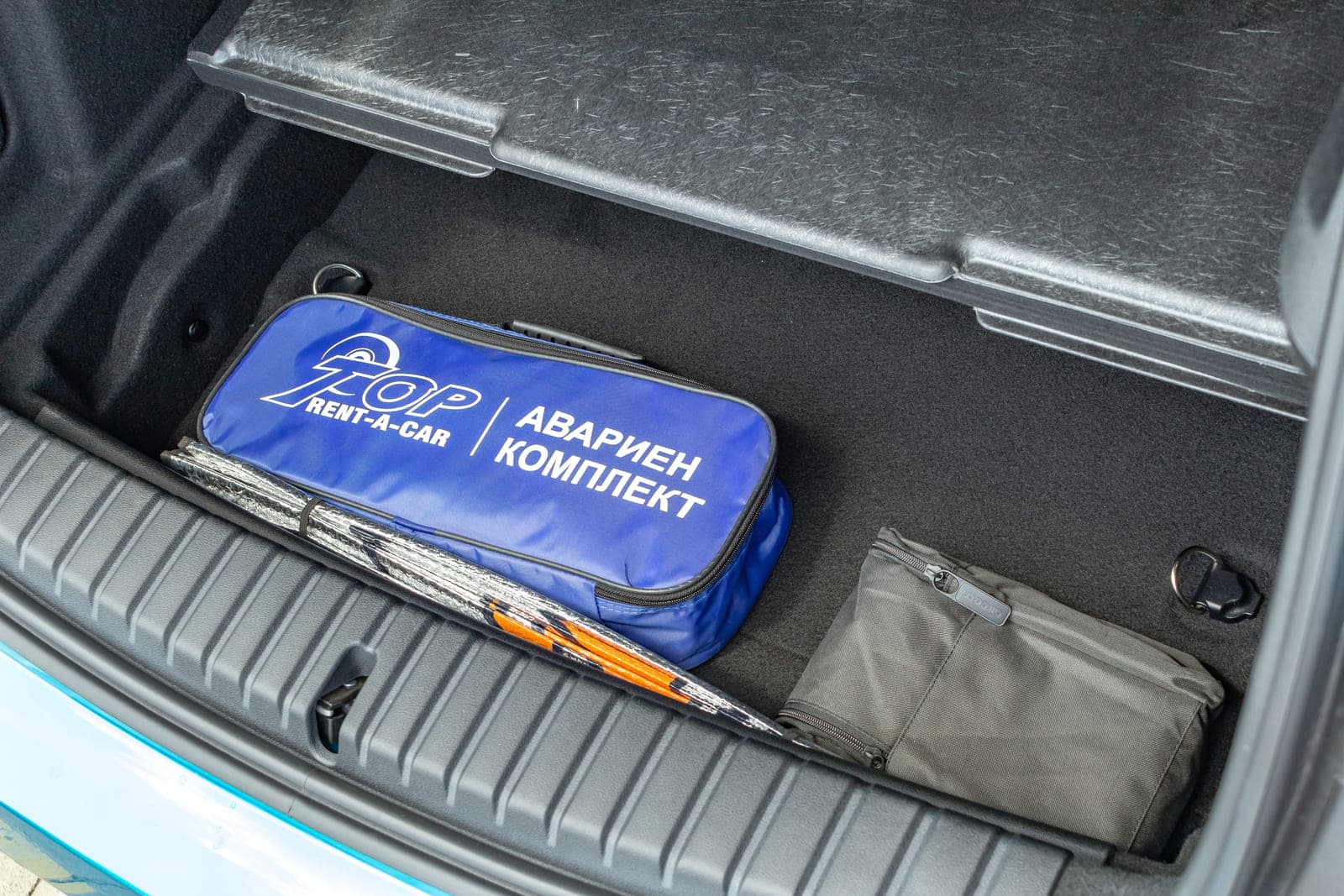 https://topmobility-prod-cms.s3.eu-central-1.amazonaws.com/bmw_118i_emergency_kit_ae6572f2af.jpg