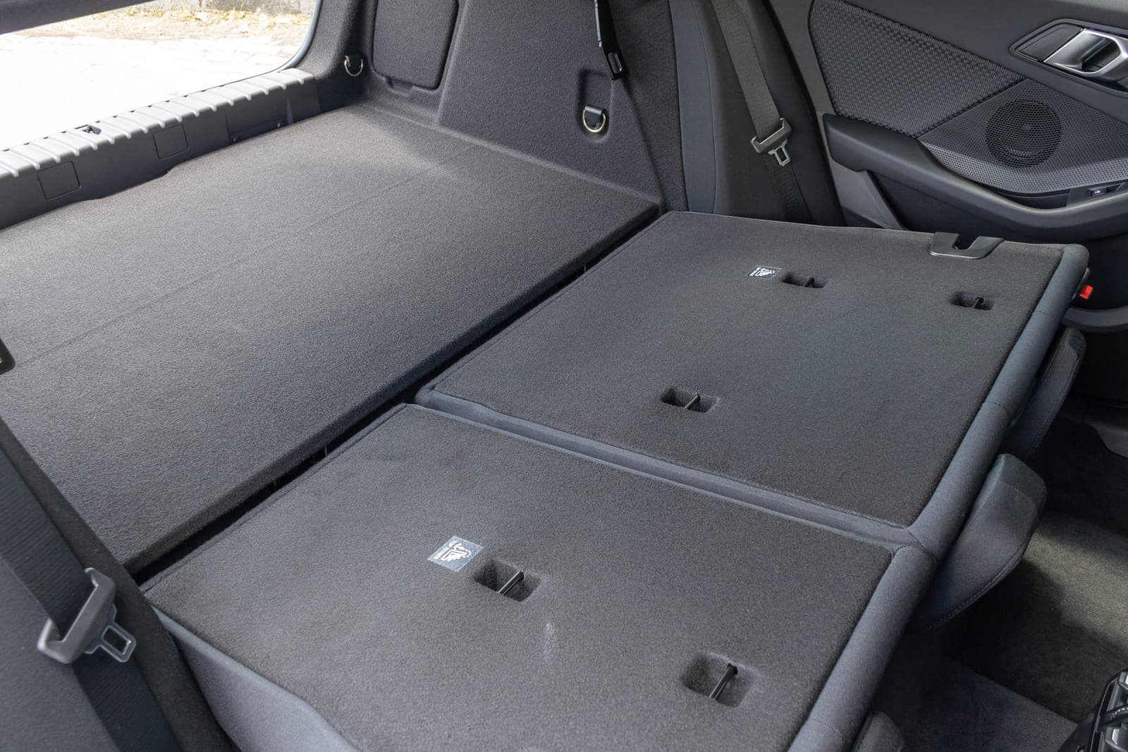 https://topmobility-prod-cms.s3.eu-central-1.amazonaws.com/bmw_118i_folding_back_seats_f7264a1ef9.jpg