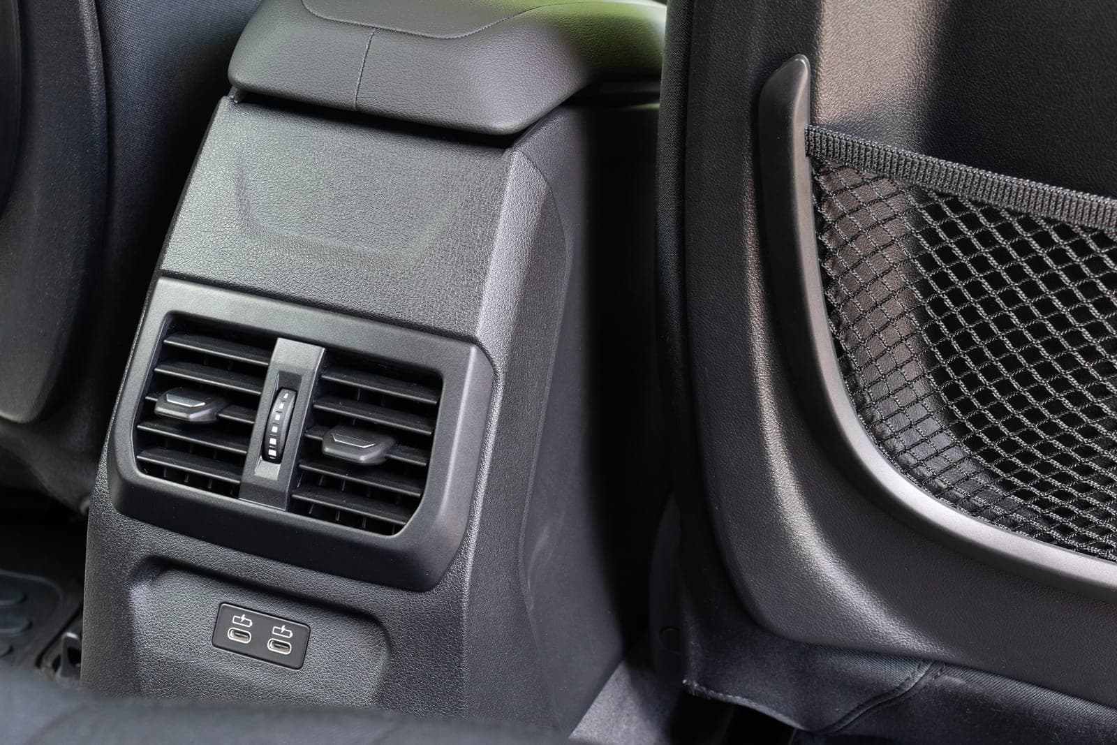 https://topmobility-prod-cms.s3.eu-central-1.amazonaws.com/bmw_118i_folding_back_seats_usb_slots_a7925012ec.jpg