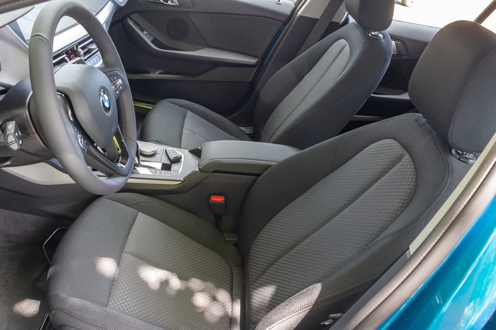 https://topmobility-prod-cms.s3.eu-central-1.amazonaws.com/bmw_118i_front_seats_a22d98296f.jpg