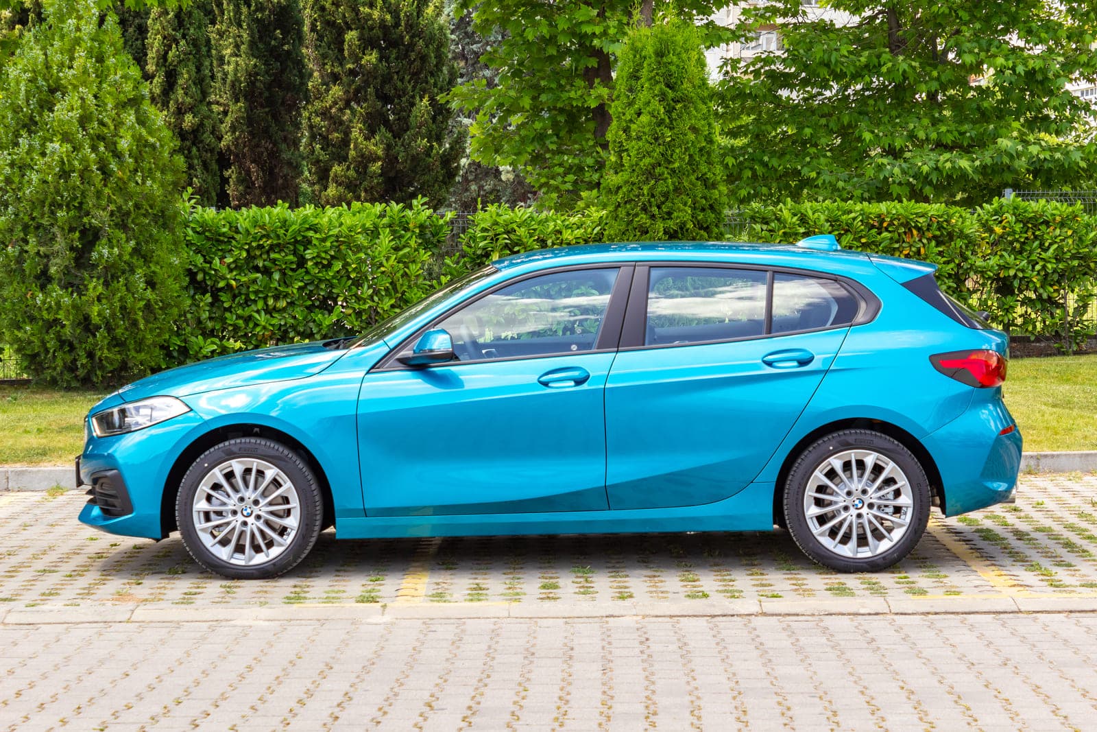https://topmobility-prod-cms.s3.eu-central-1.amazonaws.com/bmw_118i_side_view_7b57b16a38.jpg