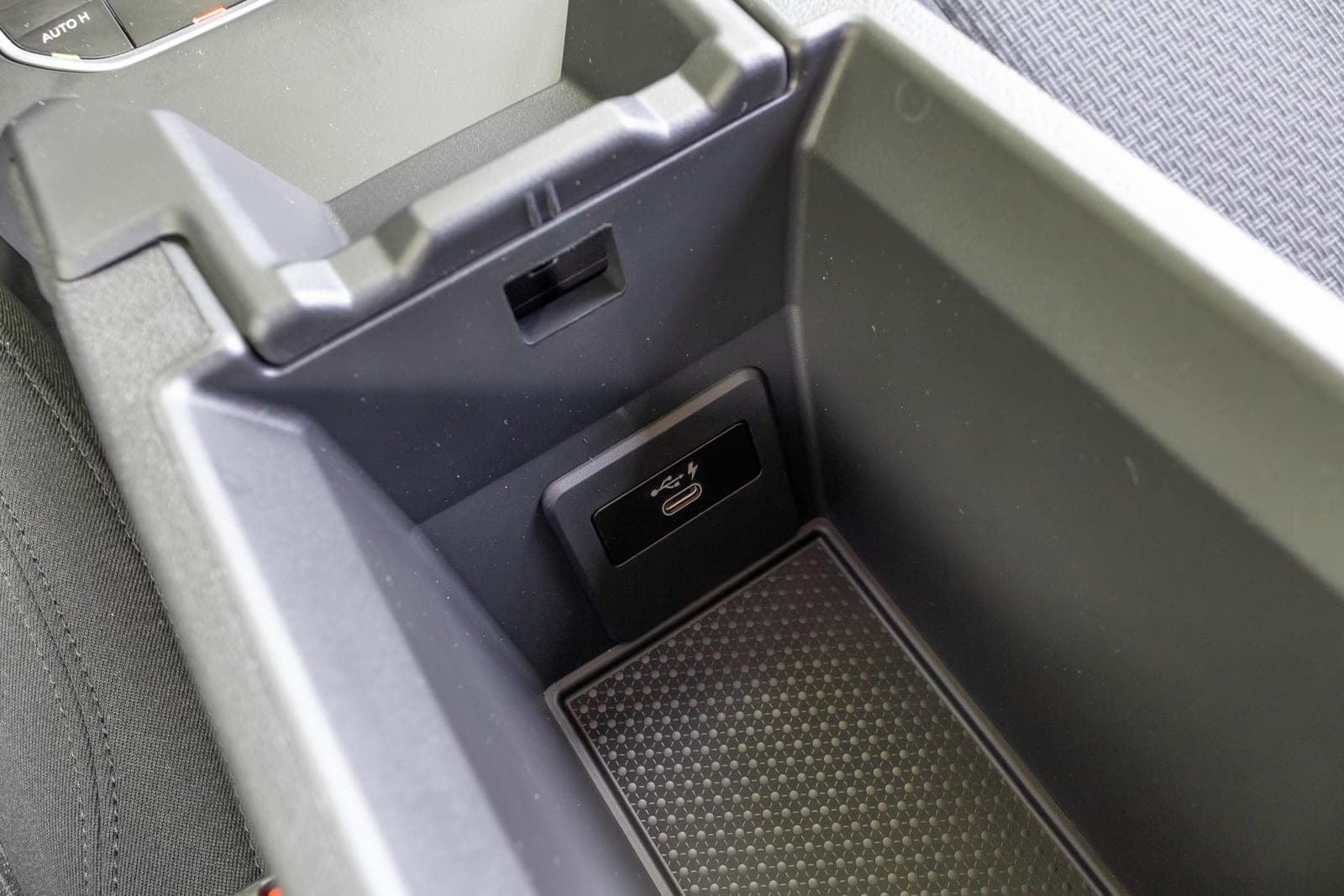 https://topmobility-prod-cms.s3.eu-central-1.amazonaws.com/bmw_118i_usb_armrest_5b0329e4c1.jpg