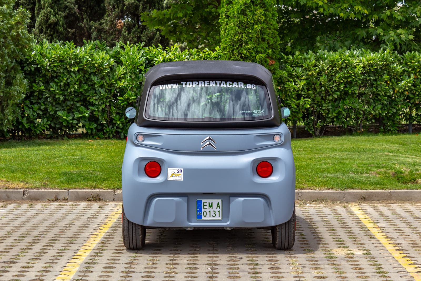 https://topmobility-prod-cms.s3.eu-central-1.amazonaws.com/citroen_ami_electric_back_view_ce6016fbab.jpg
