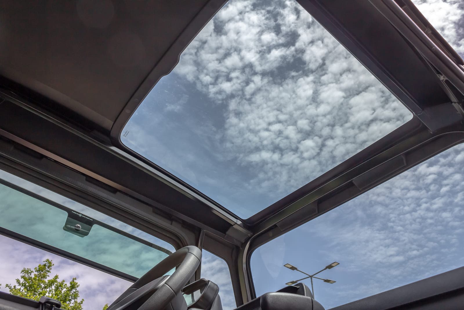 https://topmobility-prod-cms.s3.eu-central-1.amazonaws.com/citroen_ami_electric_car_roof_17a1765f7b.jpg