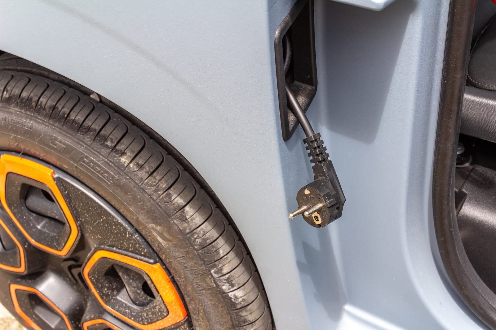 https://topmobility-prod-cms.s3.eu-central-1.amazonaws.com/citroen_ami_electric_charger_0d9f803da6.jpg