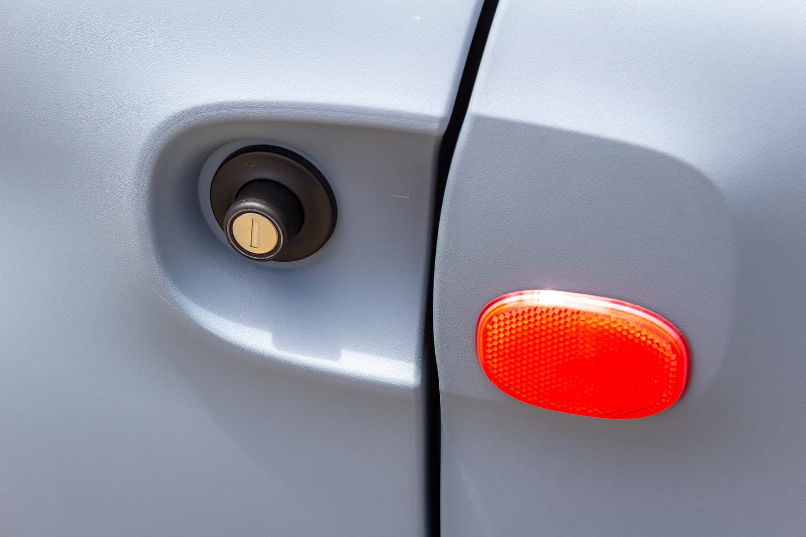 https://topmobility-prod-cms.s3.eu-central-1.amazonaws.com/citroen_ami_electric_door_lock_e89c61c24e.jpg