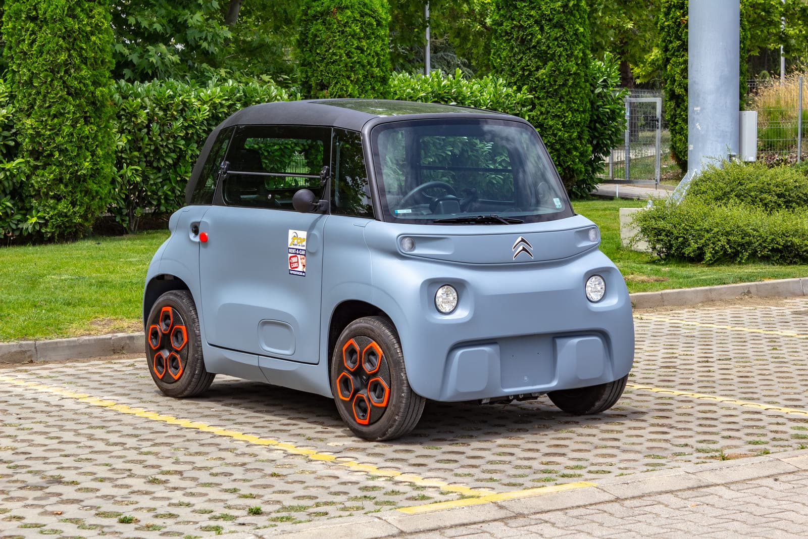 https://topmobility-prod-cms.s3.eu-central-1.amazonaws.com/citroen_ami_electric_for_rent_e2cf81423e.jpg