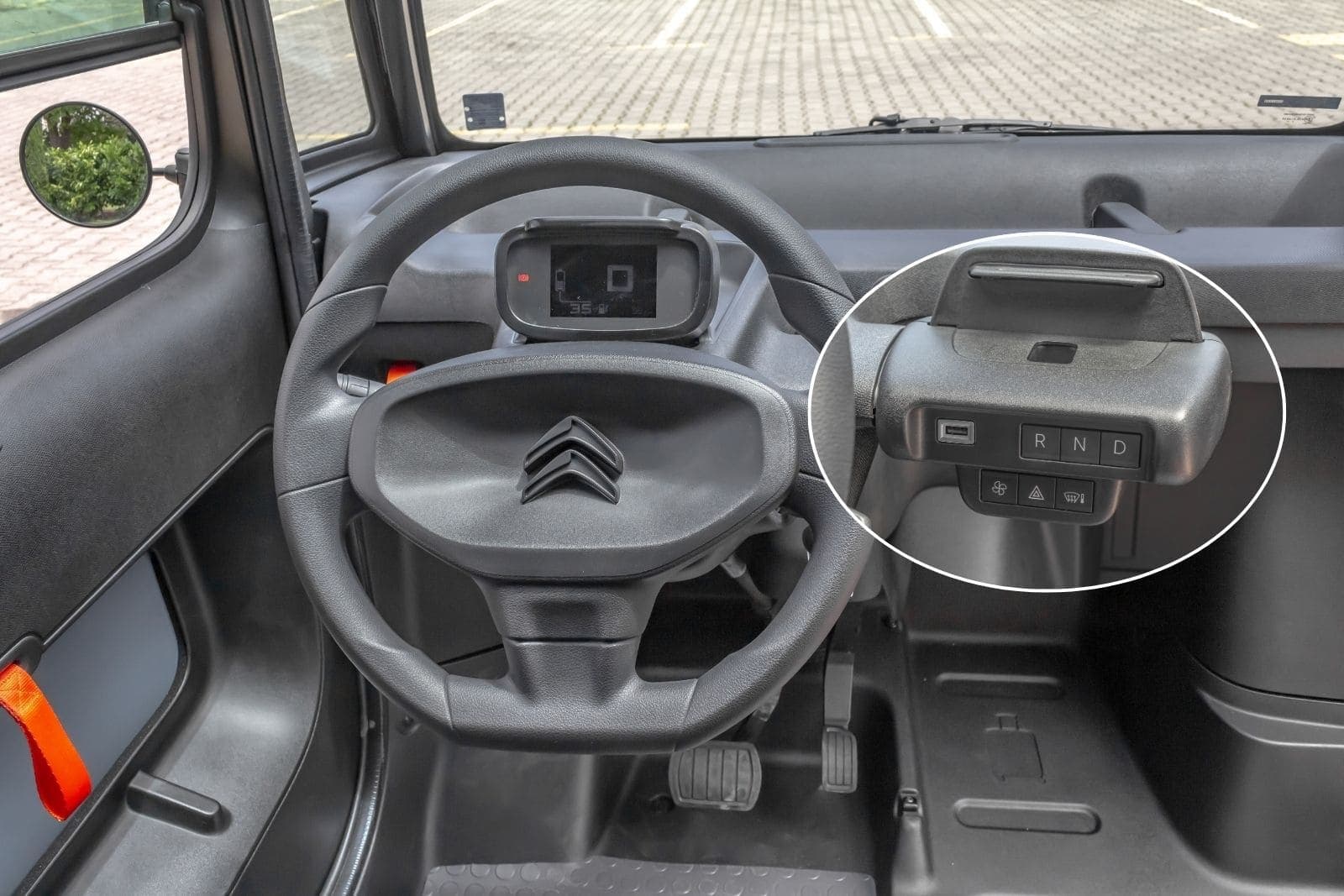 https://topmobility-prod-cms.s3.eu-central-1.amazonaws.com/citroen_ami_electric_interior_19b28be293.jpg
