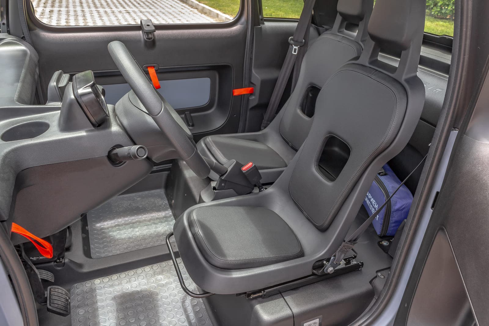 https://topmobility-prod-cms.s3.eu-central-1.amazonaws.com/citroen_ami_electric_seats_b73948c172.jpg