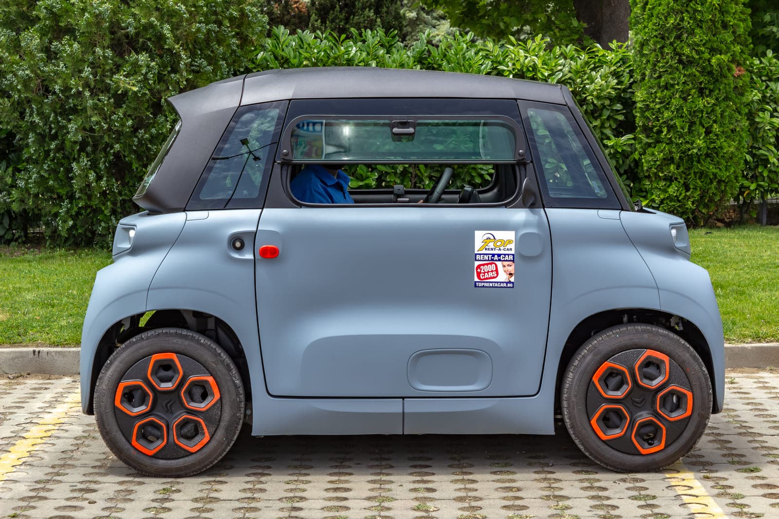 https://topmobility-prod-cms.s3.eu-central-1.amazonaws.com/citroen_ami_electric_side_view_90327fe571.jpg