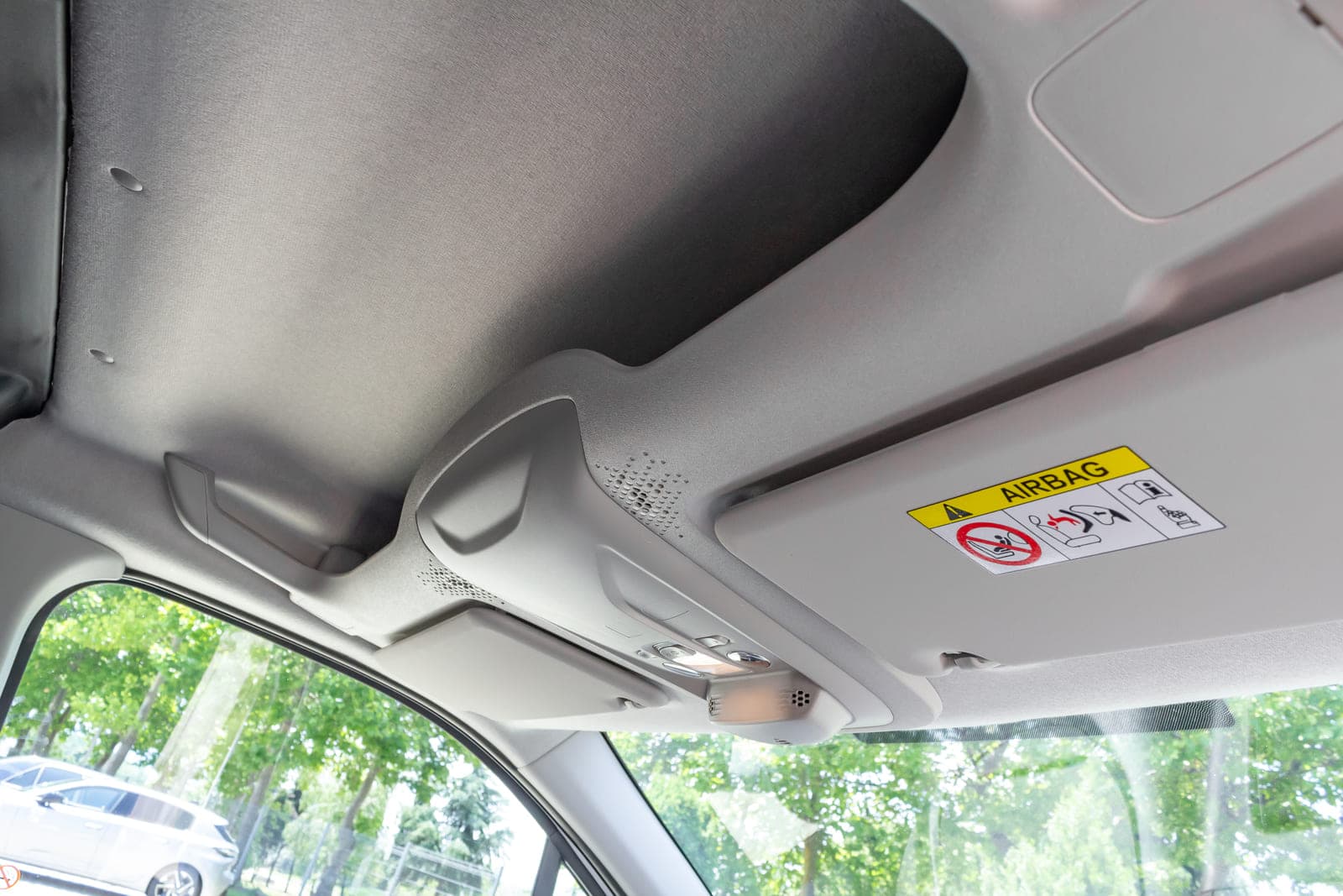 https://topmobility-prod-cms.s3.eu-central-1.amazonaws.com/citroen_berlingo_cargo_van_ceiling_storage_7b0266aa6c.jpg