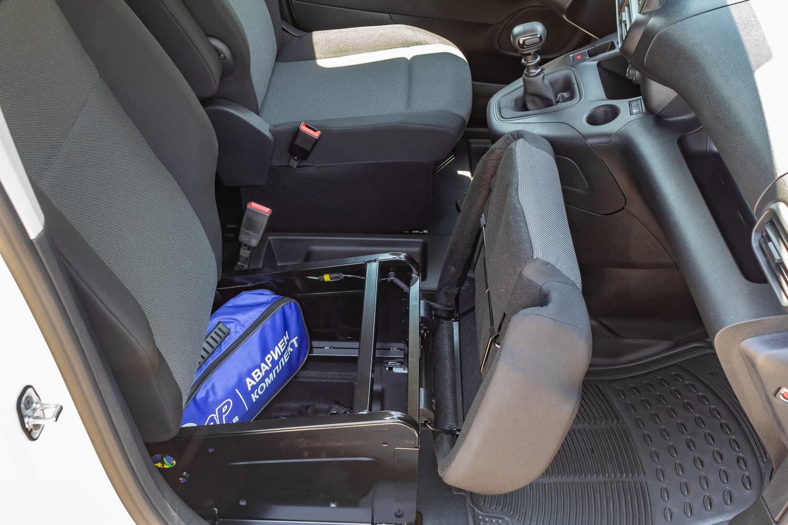 https://topmobility-prod-cms.s3.eu-central-1.amazonaws.com/citroen_berlingo_cargo_van_emergency_kit_c2562bf8a5.jpg