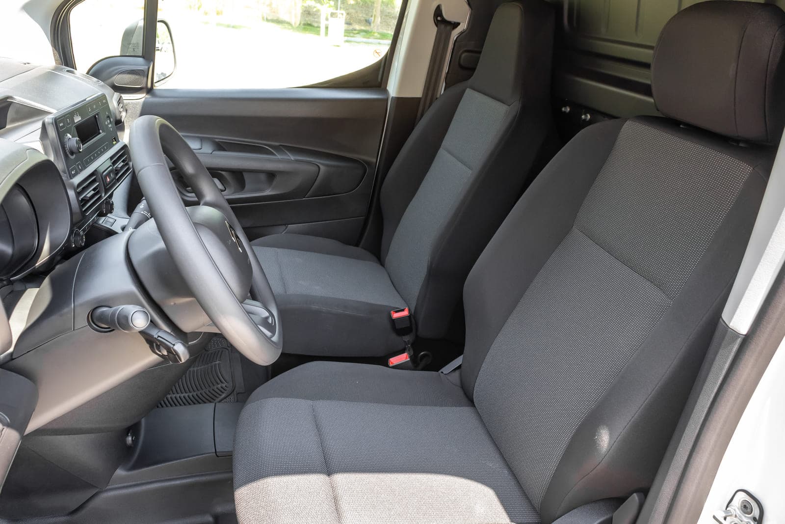 https://topmobility-prod-cms.s3.eu-central-1.amazonaws.com/citroen_berlingo_cargo_van_front_seats_a78acd7095.jpg