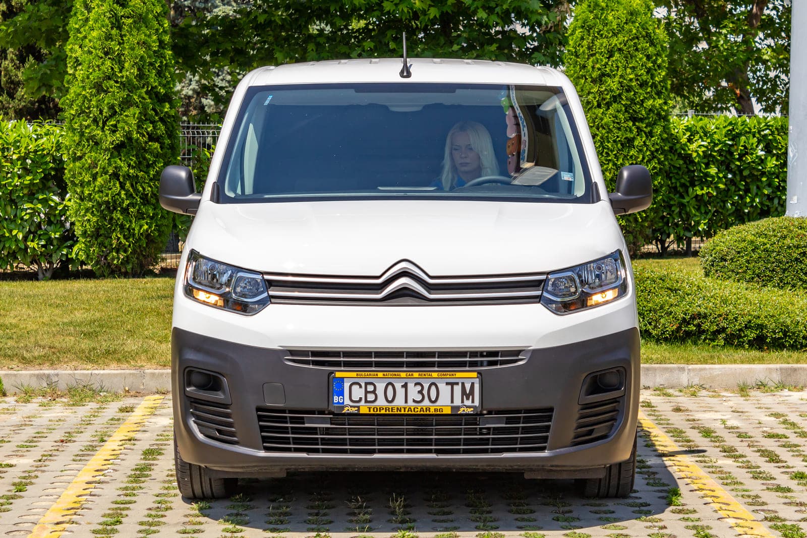 https://topmobility-prod-cms.s3.eu-central-1.amazonaws.com/citroen_berlingo_cargo_van_front_view_bf21c8096b.jpg