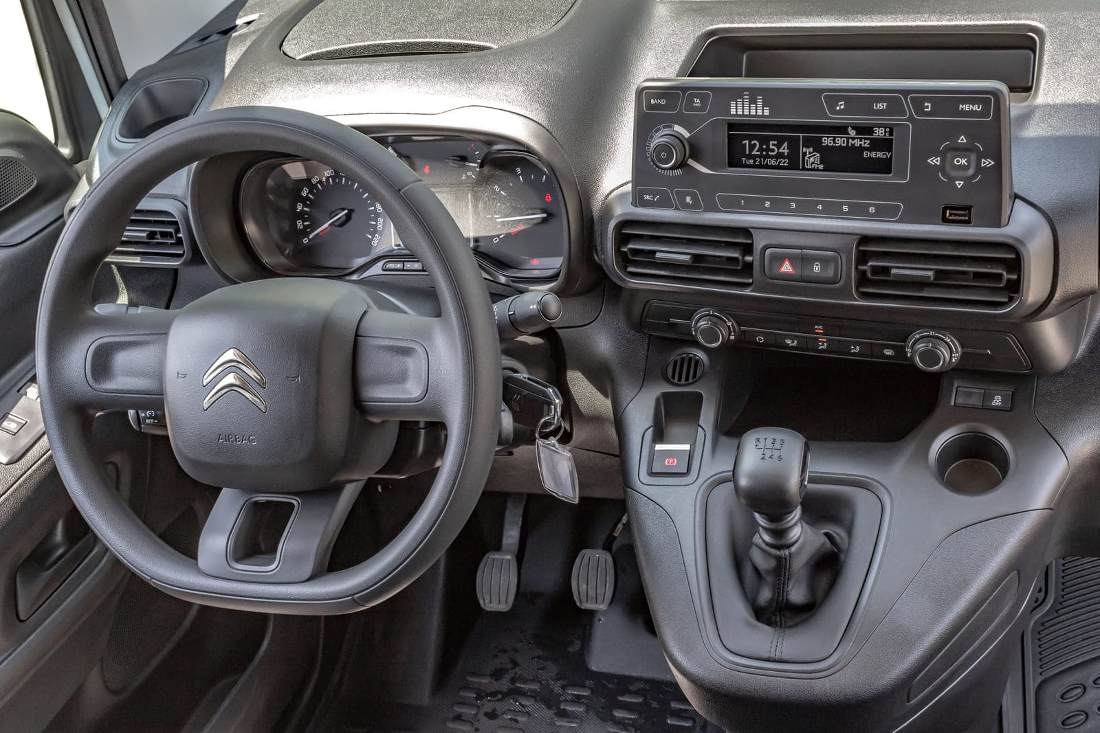 https://topmobility-prod-cms.s3.eu-central-1.amazonaws.com/citroen_berlingo_cargo_van_interior_9519efe880.jpg
