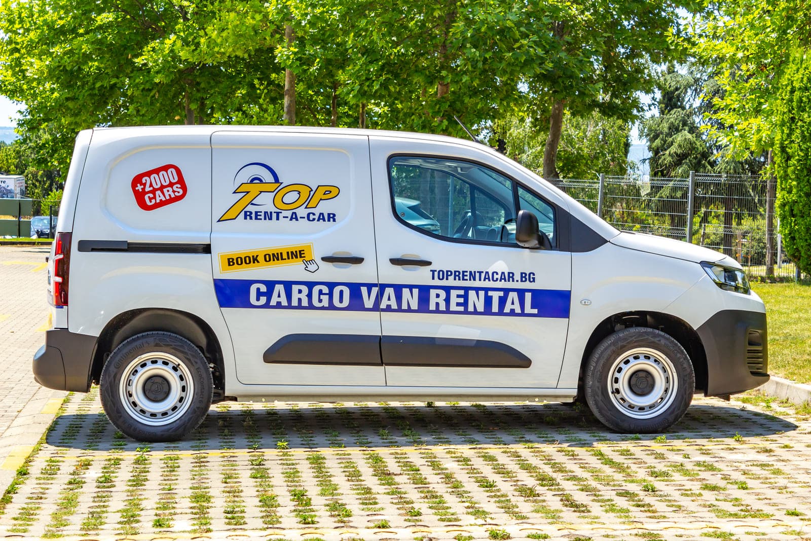 https://topmobility-prod-cms.s3.eu-central-1.amazonaws.com/citroen_berlingo_cargo_van_side_view_ef1210f34a.jpg