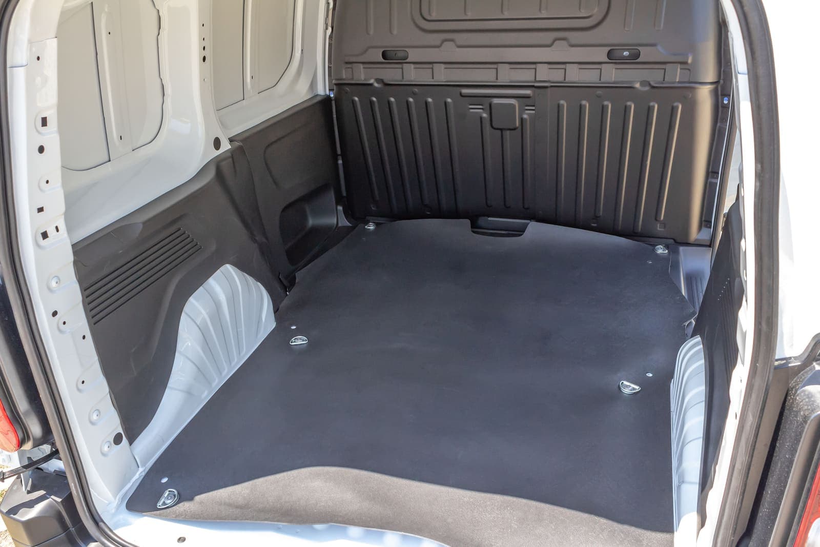 https://topmobility-prod-cms.s3.eu-central-1.amazonaws.com/citroen_berlingo_cargo_van_trunk_b1f4953121.jpg