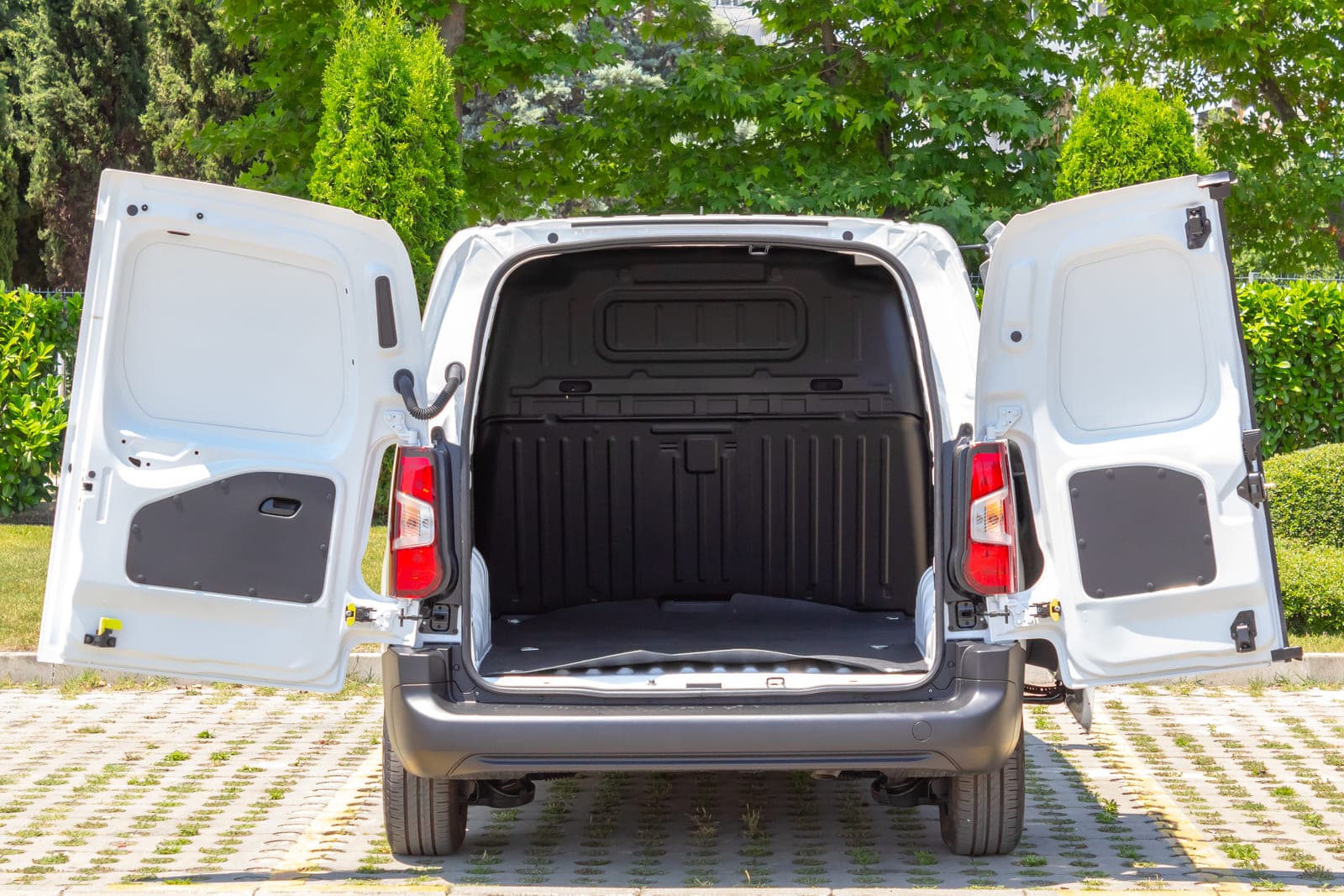 https://topmobility-prod-cms.s3.eu-central-1.amazonaws.com/citroen_berlingo_van_for_rent_f4a8245cc6.jpg