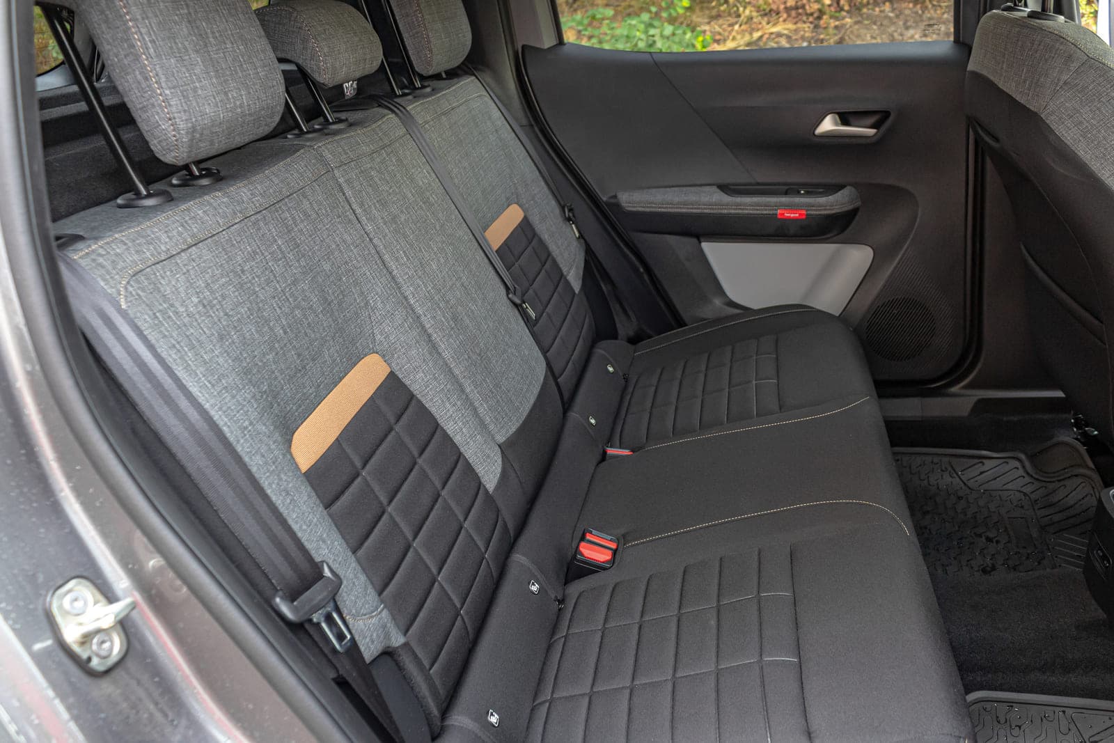 https://topmobility-prod-cms.s3.eu-central-1.amazonaws.com/citroen_c3_aircross_back_seats_038e2ef19f.jpg