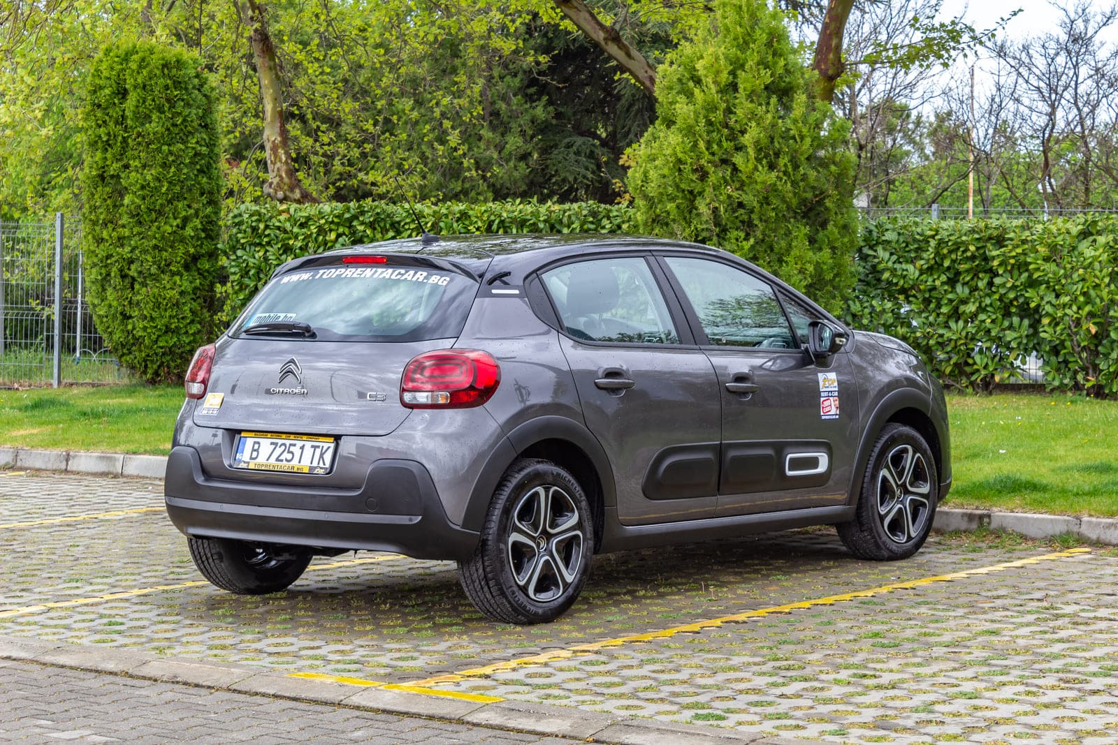 https://topmobility-prod-cms.s3.eu-central-1.amazonaws.com/citroen_c3_back_view_1c046e6d54.jpg