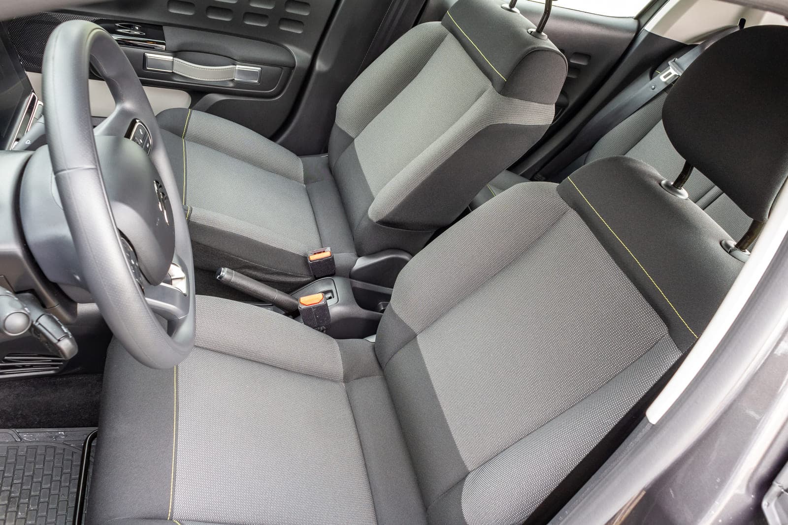 https://topmobility-prod-cms.s3.eu-central-1.amazonaws.com/citroen_c3_front_seats_a27fcd5a35.jpg