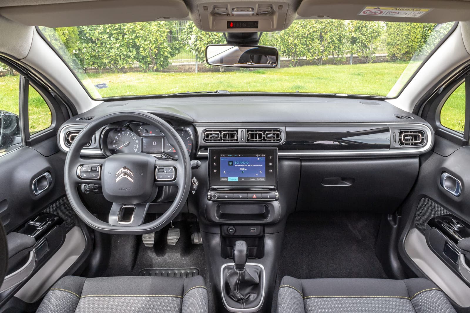 https://topmobility-prod-cms.s3.eu-central-1.amazonaws.com/citroen_c3_interior_595dbae037.jpg