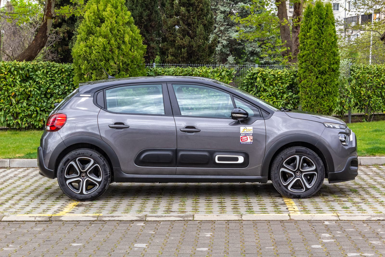 https://topmobility-prod-cms.s3.eu-central-1.amazonaws.com/citroen_c3_side_view_8932aa200d.jpg