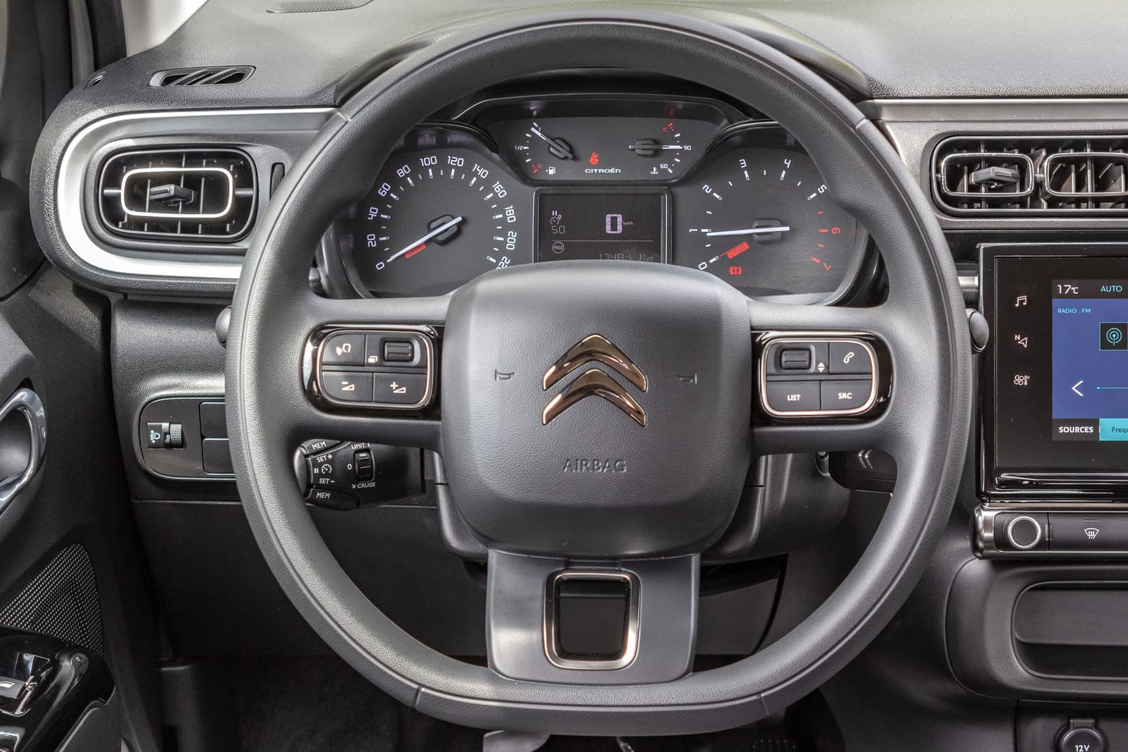 https://topmobility-prod-cms.s3.eu-central-1.amazonaws.com/citroen_c3_steering_wheel_33de89409b.jpg