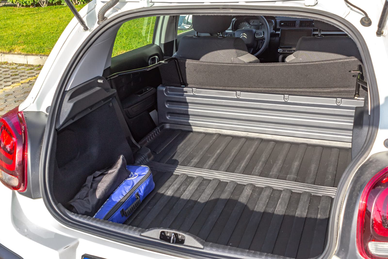 https://topmobility-prod-cms.s3.eu-central-1.amazonaws.com/citroenc3_cargo_compartment_91193222d6.jpg