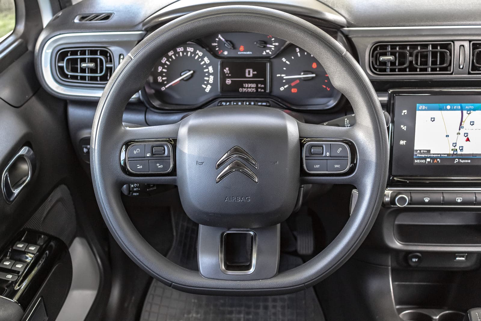 https://topmobility-prod-cms.s3.eu-central-1.amazonaws.com/citroenc3_cargo_dashboard_and_steering_wheel_cc3fb85695.jpg