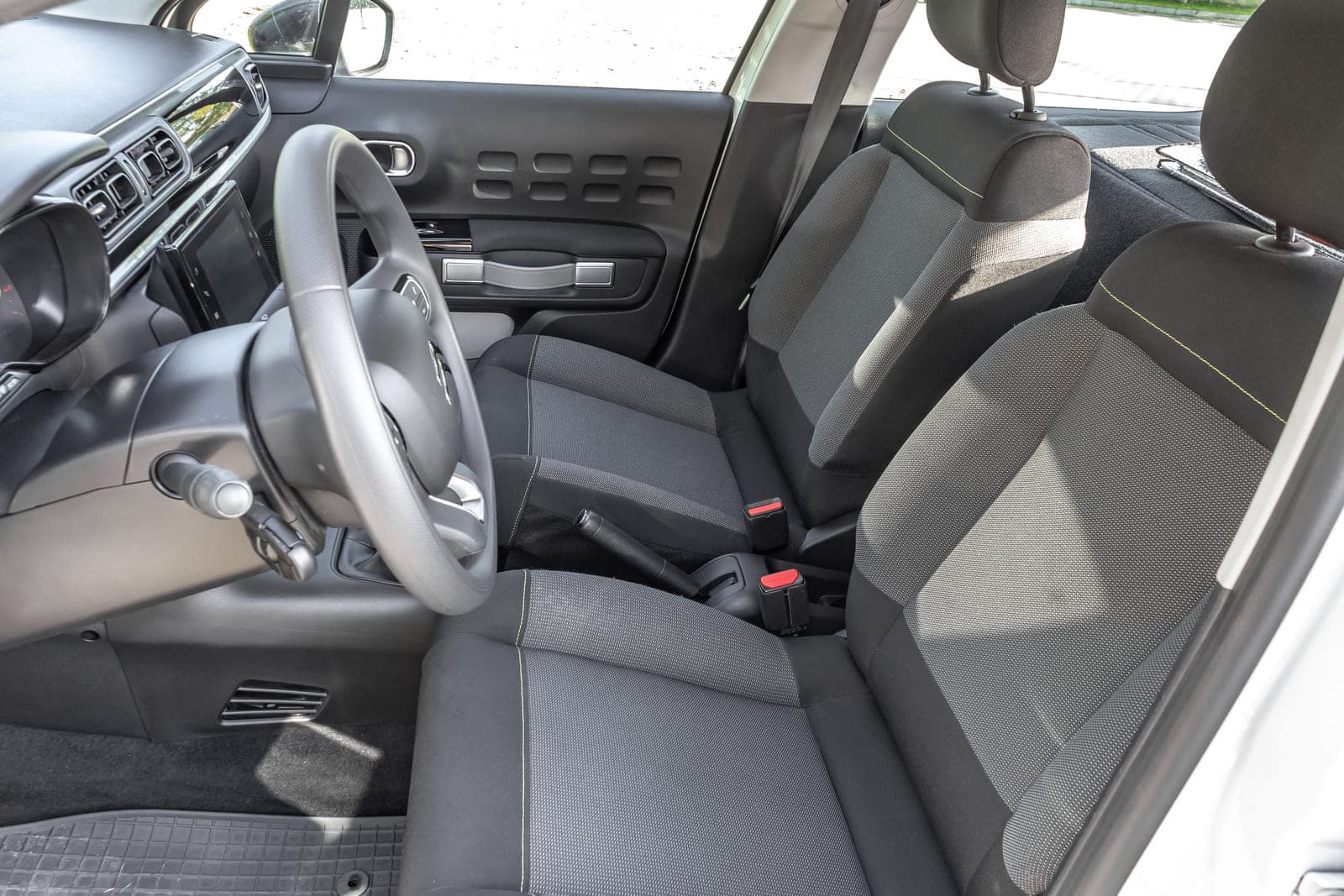 https://topmobility-prod-cms.s3.eu-central-1.amazonaws.com/citroenc3_cargo_front_seats_06cc7bb48a.jpg