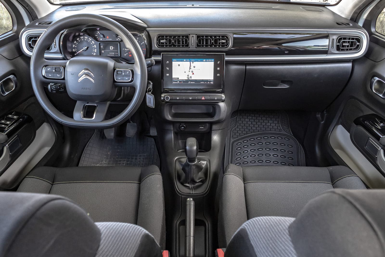https://topmobility-prod-cms.s3.eu-central-1.amazonaws.com/citroenc3_cargo_interior_2a321812fd.jpg