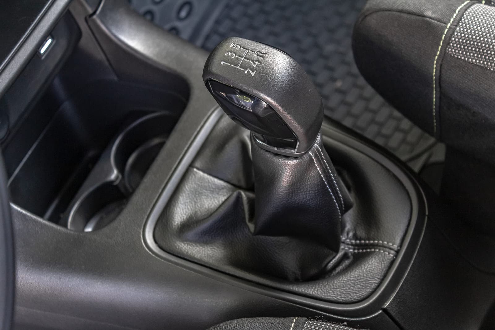 https://topmobility-prod-cms.s3.eu-central-1.amazonaws.com/citroenc3_cargo_mannual_gearbox_bd6f0d266d.jpg