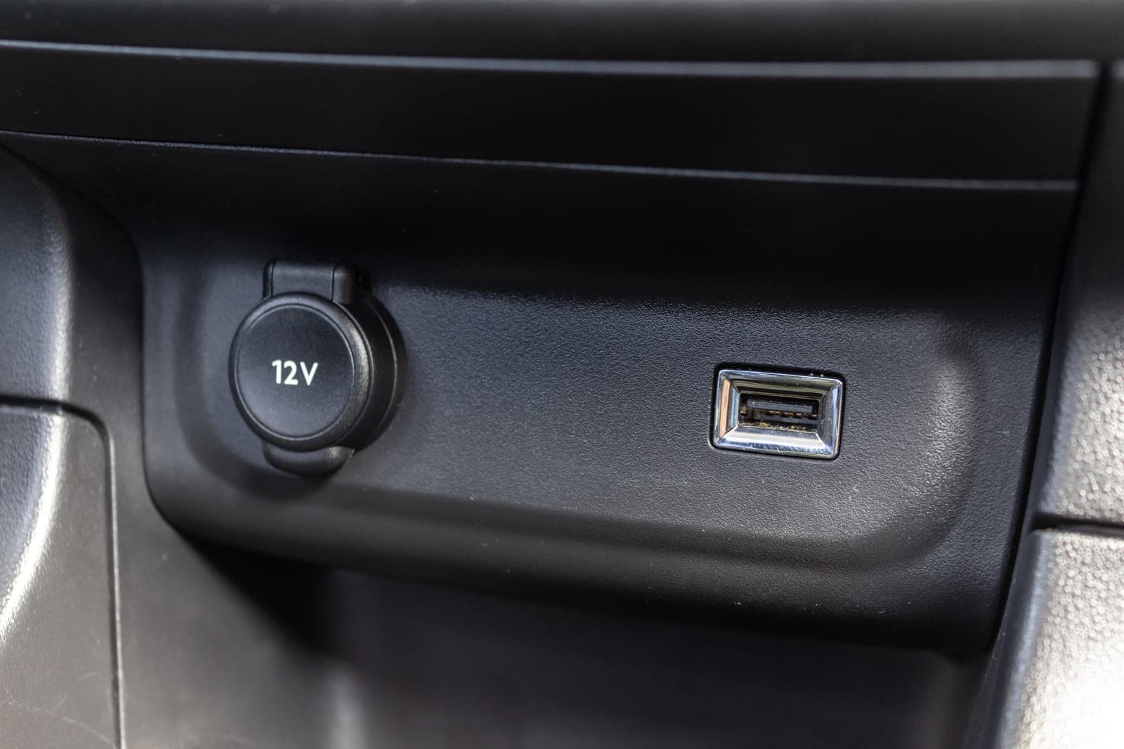 https://topmobility-prod-cms.s3.eu-central-1.amazonaws.com/citroenc3_cargo_slots_798c290c33.jpg